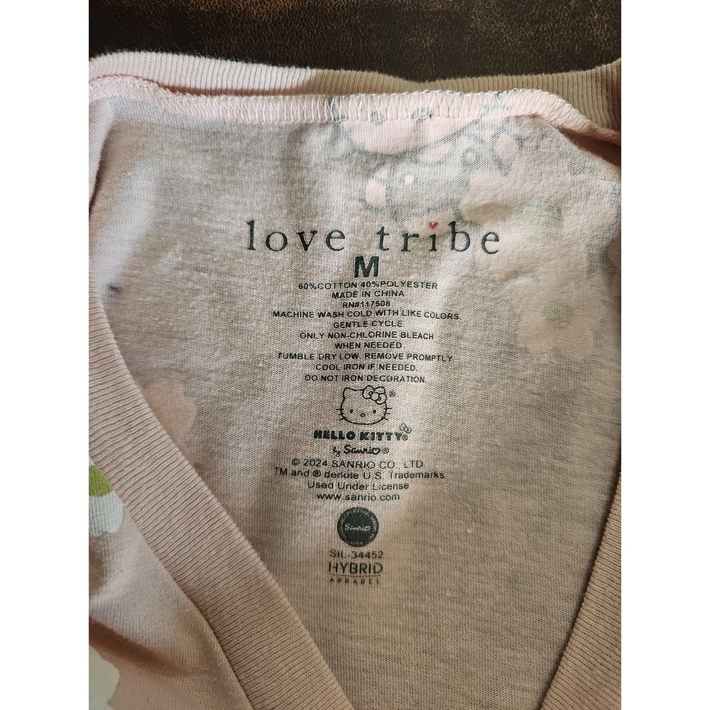 Hello Kitty Love Tribe Shirt Womens Medium Pink Floral Daisy Allover Graphic Tee - Picture 5 of 5